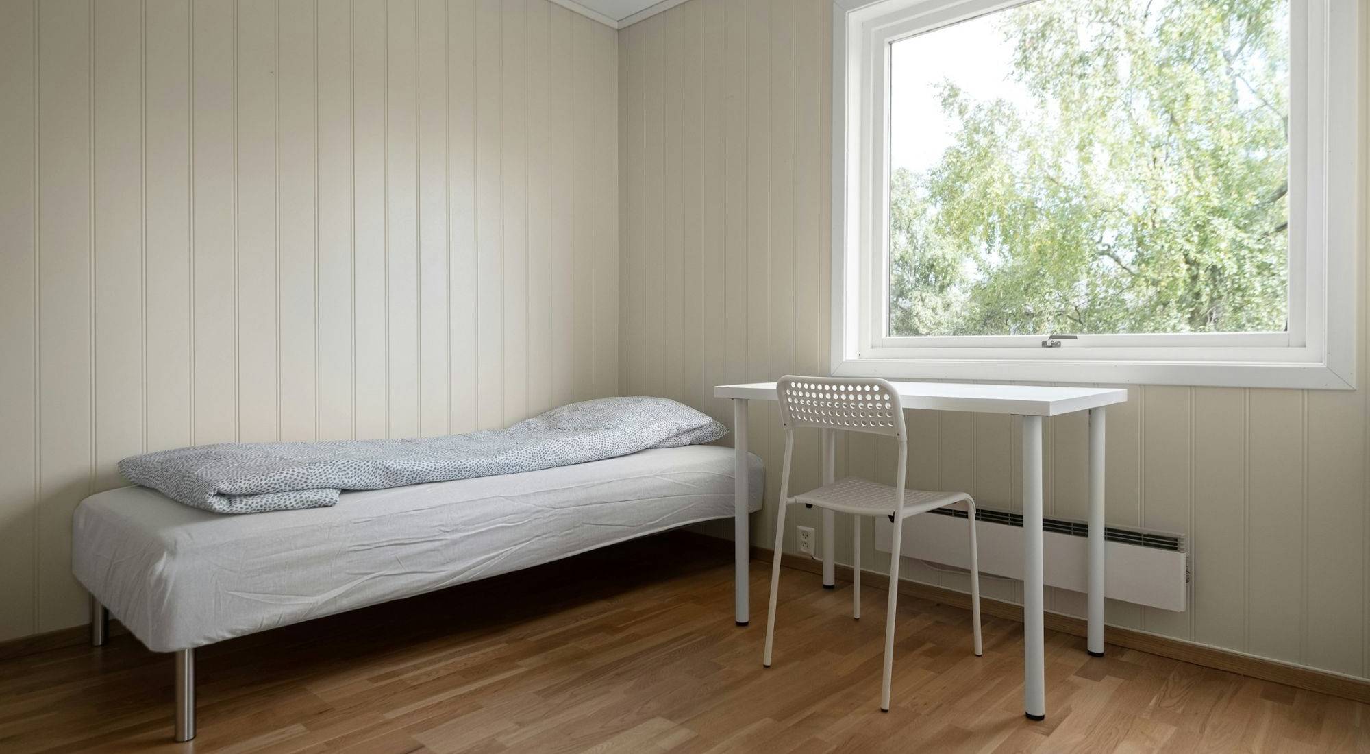 Ein Monteurzimmer mit Bett und Tisch